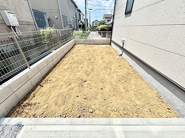 プランターを並べて季節のお花を楽しめるお庭付き。