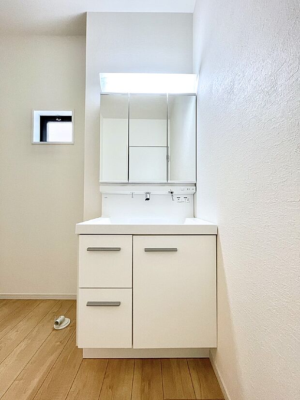 大きく見やすい三面鏡で清潔感ある洗面台は、身だしなみチェックや肌のお手入れにおすすめです。