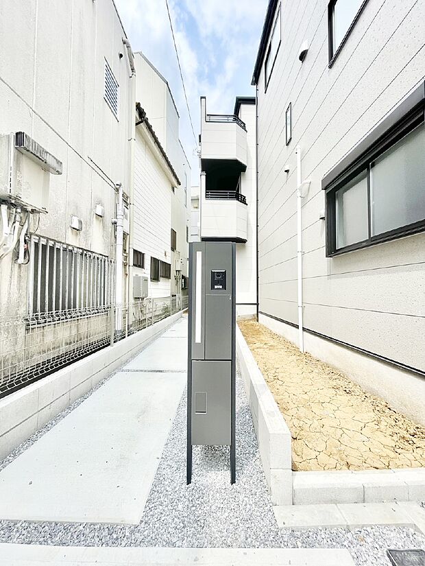 シンプルなデザインのポスト