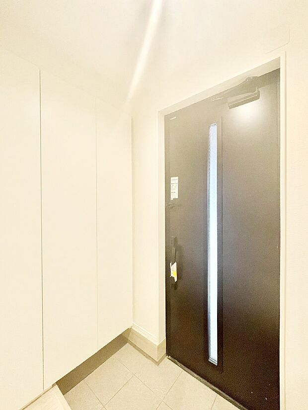 ガラススリットの入った玄関ドアが室内に光を届けてくれます