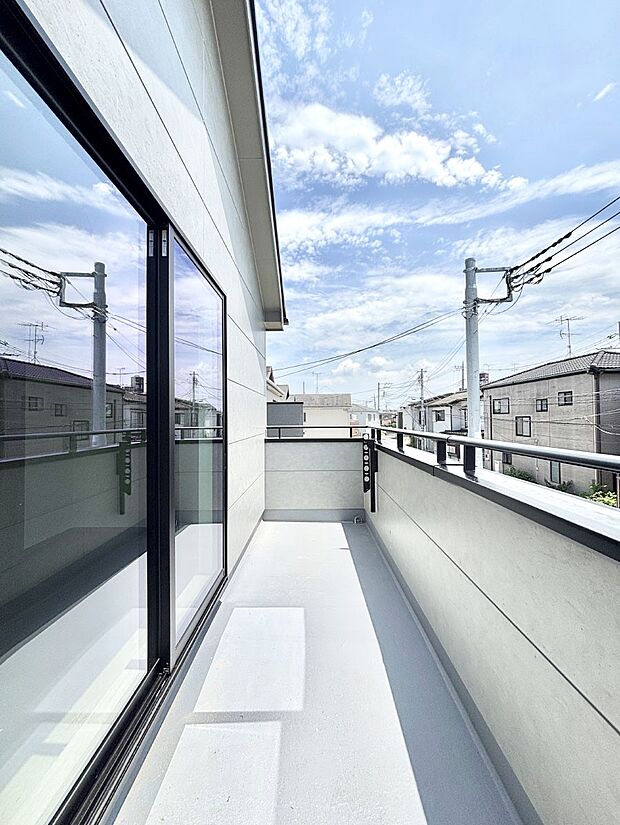 暖かな陽光が降り注ぐバルコニーはお洗濯におすすめ。爽やかな風も心地よいです。