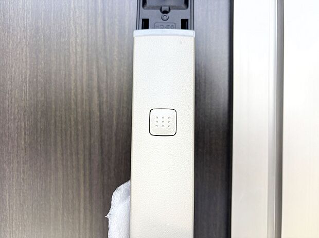 ボタンを押してかざすだけ!玄関ドアは電子キー仕様です。