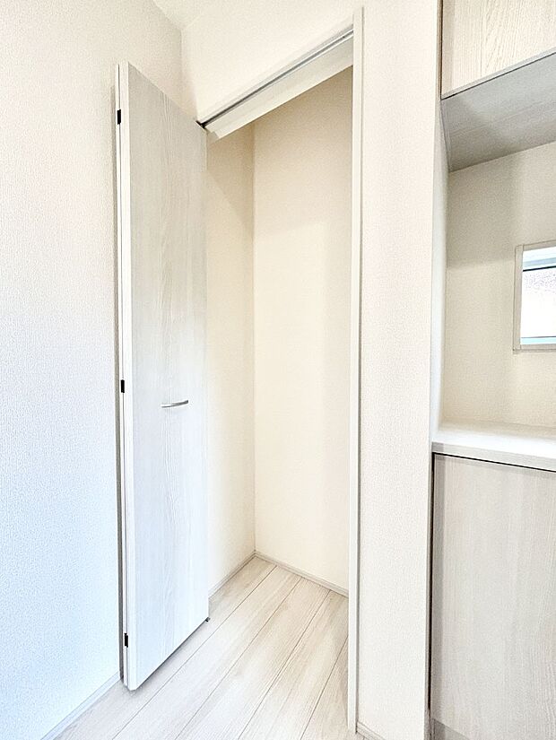 玄関ホール収納です。掃除道具やお出かけ用グッズの収納に便利です。