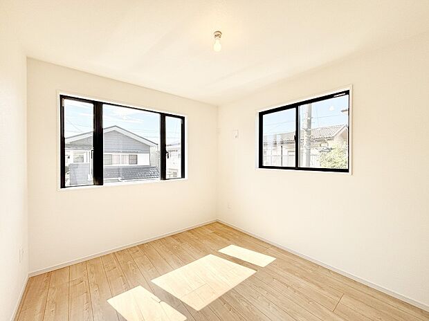 2面採光で気持ちよく自然光が取り入れられるのでお子様のお部屋にもピッタリ