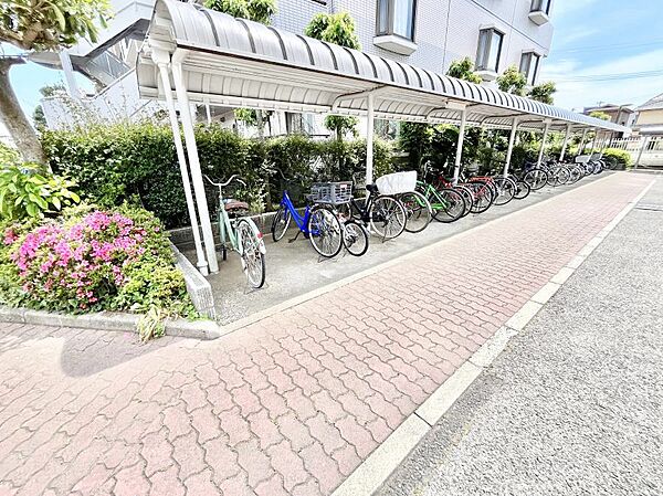 駐輪場は屋根付き　