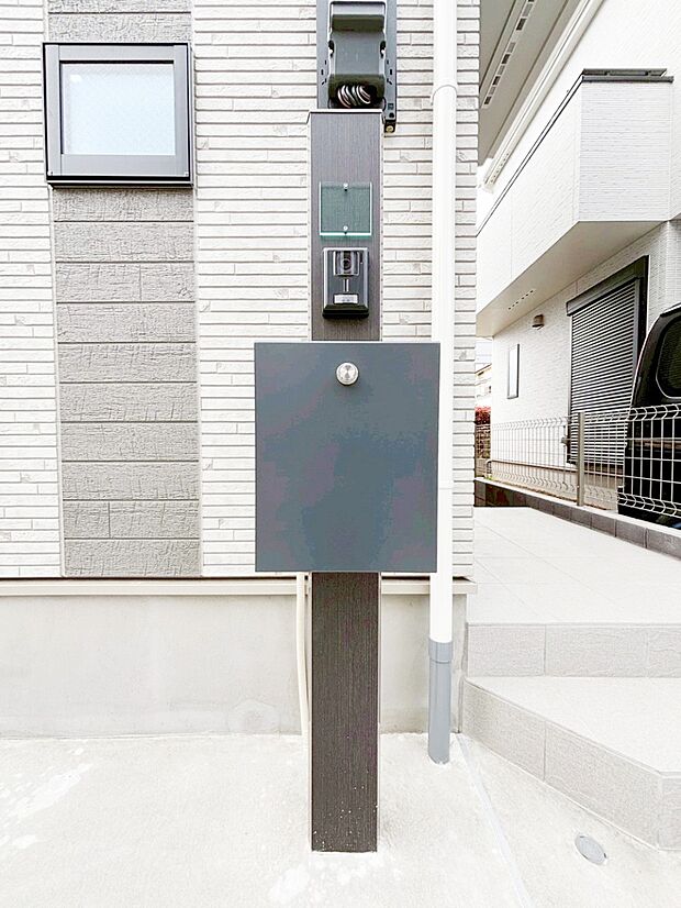 シンプルなデザインのポスト