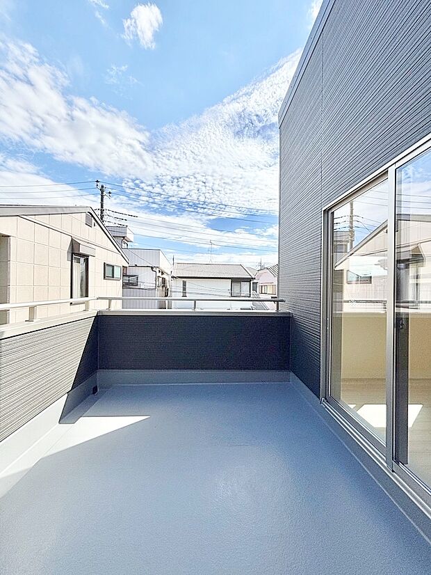 ゆったりバルコニーだから沢山お洗濯ものを干せます。