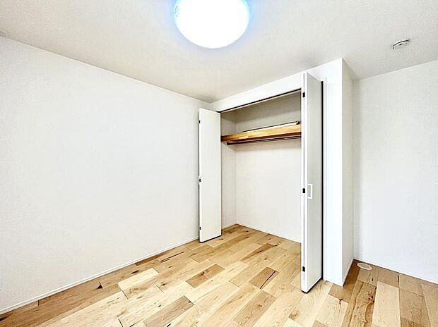 お子さまのお部屋としても!衣類の整理整頓に便利なクローゼット付きの洋室。