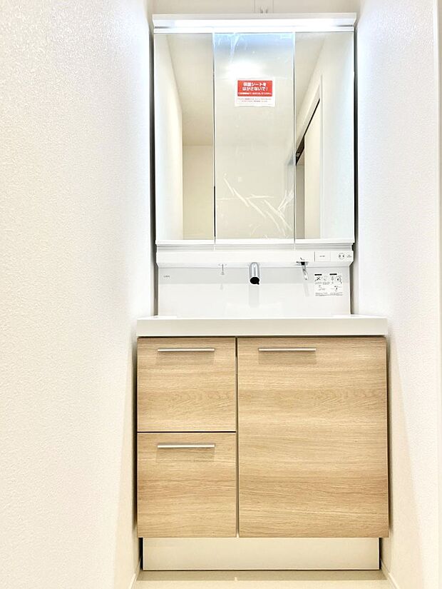 大きく見やすい三面鏡で清潔感ある洗面台は、身だしなみチェックや肌のお手入れにおすすめです。