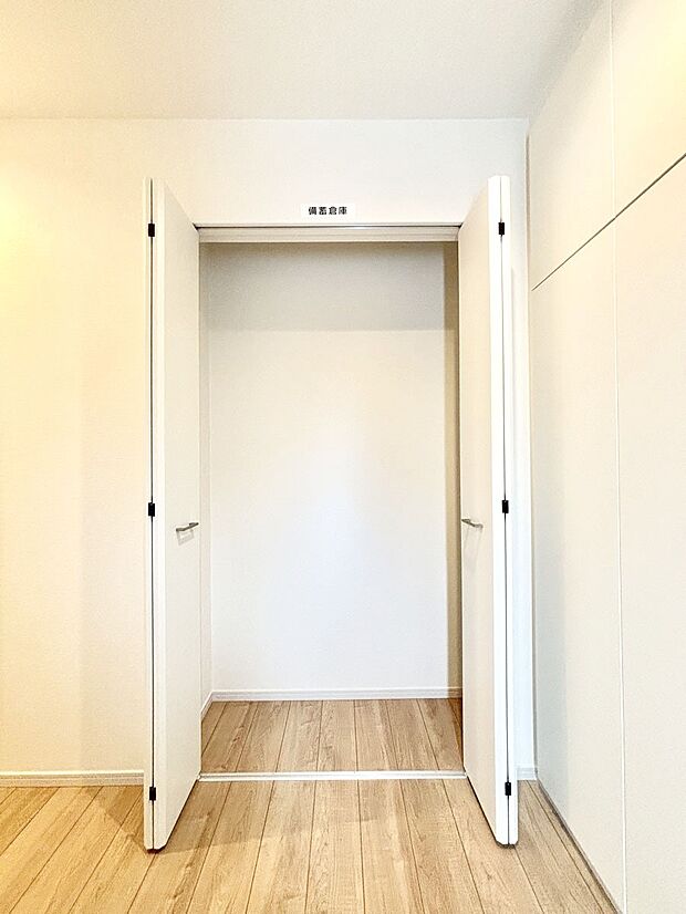 玄関ホール収納です。掃除道具やお出かけ用グッズの収納に便利です。