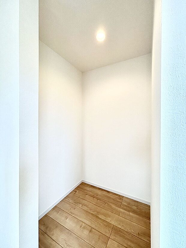 ウォークインクローゼット付きで生活空間を広く利用できます。