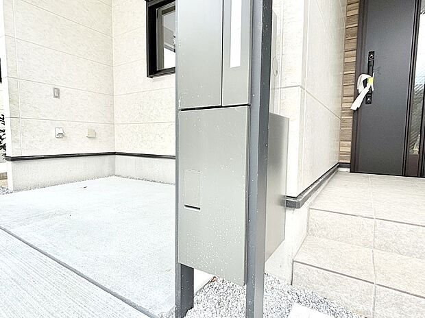 外観「宅配ボックス」　時間を気にせず宅配物をいつでも安全に受け取れます。 