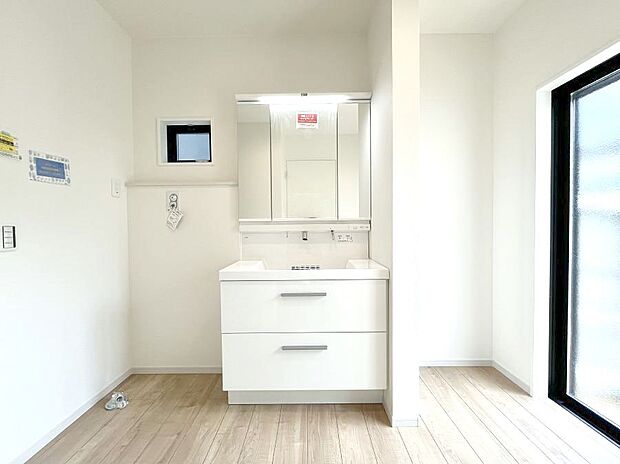 大きく見やすい三面鏡で清潔感ある洗面台は、身だしなみチェックや肌のお手入れにおすすめです。