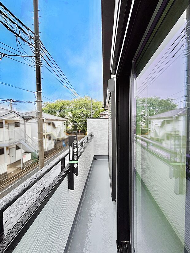 ゆったりバルコニーだから沢山お洗濯ものを干せます。
