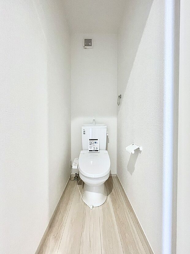 明るく清潔感のあるトイレです。