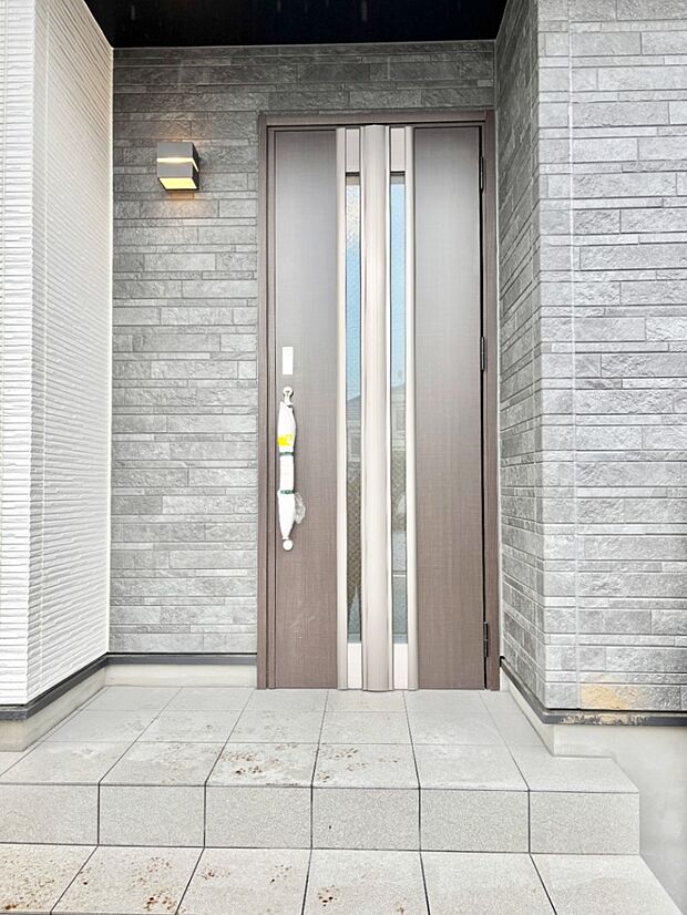 大切な家族、来客を出迎える玄関。