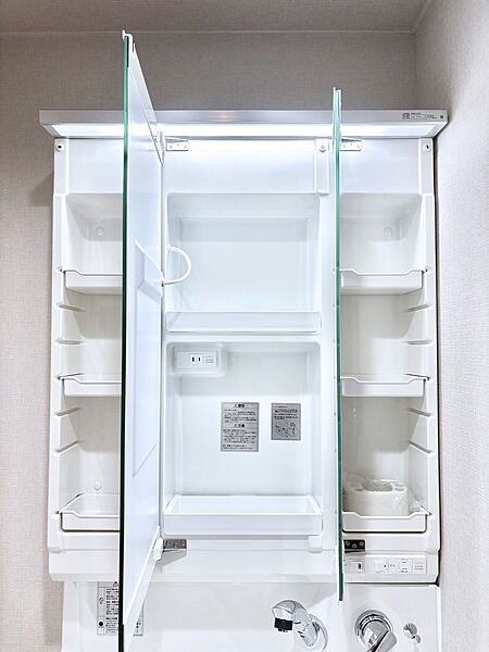 三面鏡の裏に、化粧品や衛生用品などを収納可能。洗面台をすっきりと保ちます！