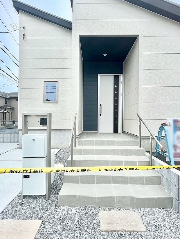 玄関アプローチにはプランターを並べて季節の花でお客様をおもてなしできます。
