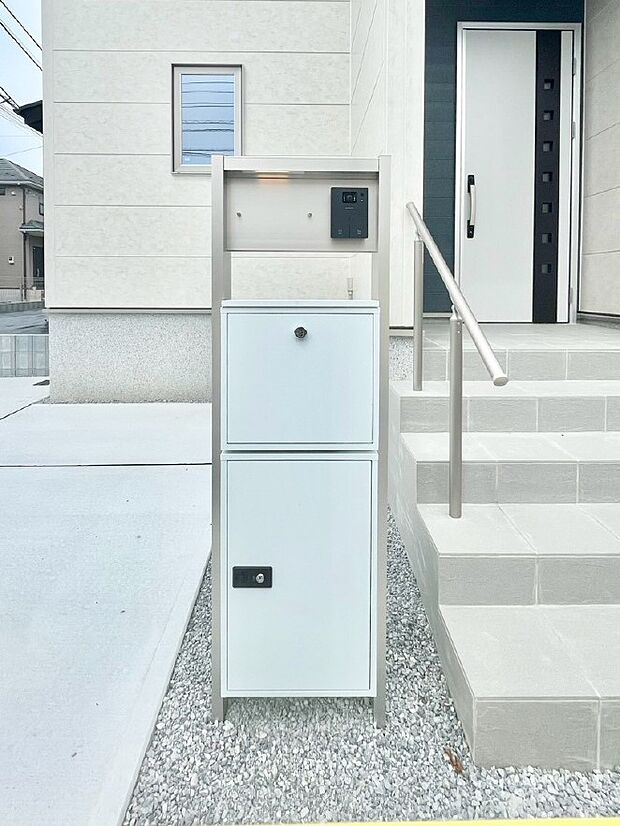 表札・インターホン・ポスト・宅配BOXをひとつに集約。エントランスになじむシンプルデザイン。