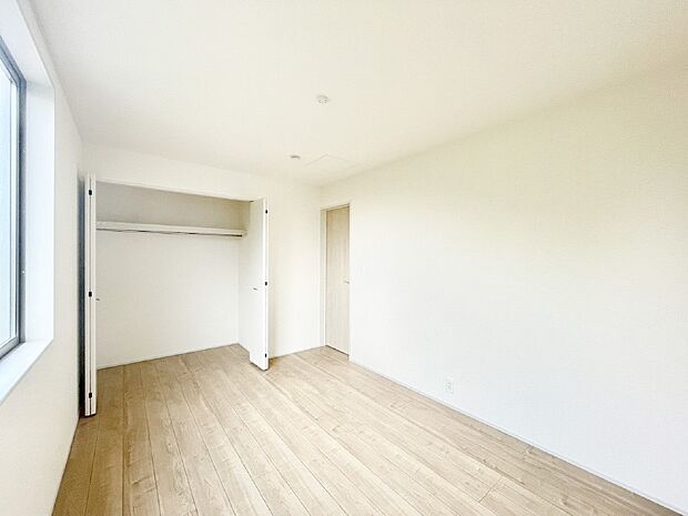 お子さまのお部屋としても!衣類の整理整頓に便利なクローゼット付きの洋室。