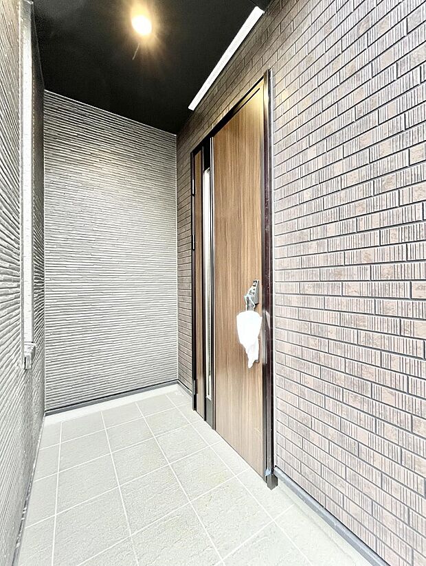 大切な家族、来客を出迎える玄関。玄関前は屋根付きで雨が降っていても濡れにくいです。 
