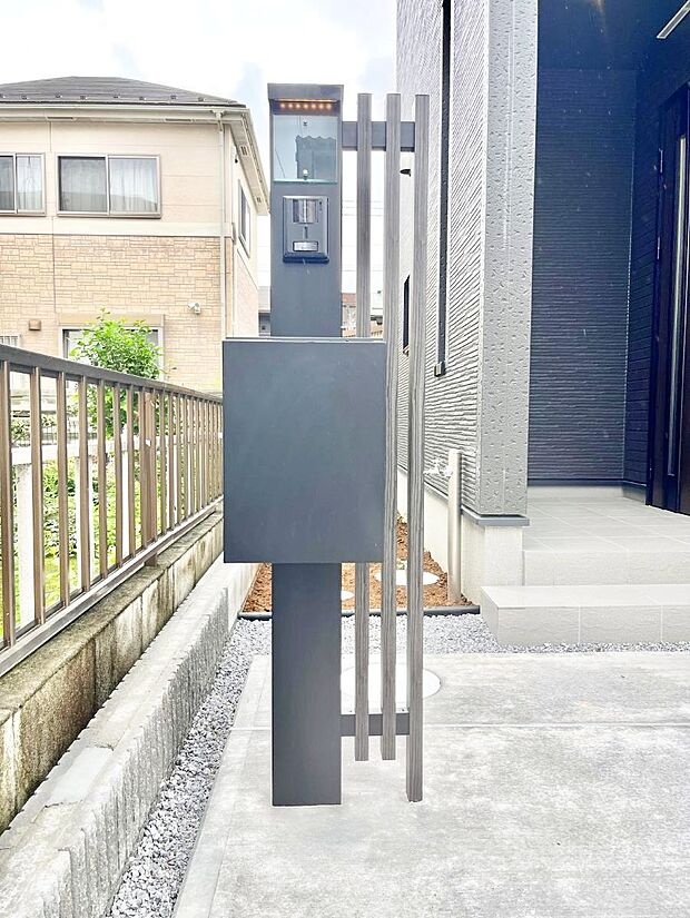 表札・インターホン・ポストをひとつに集約。エントランスになじむシンプルデザイン。