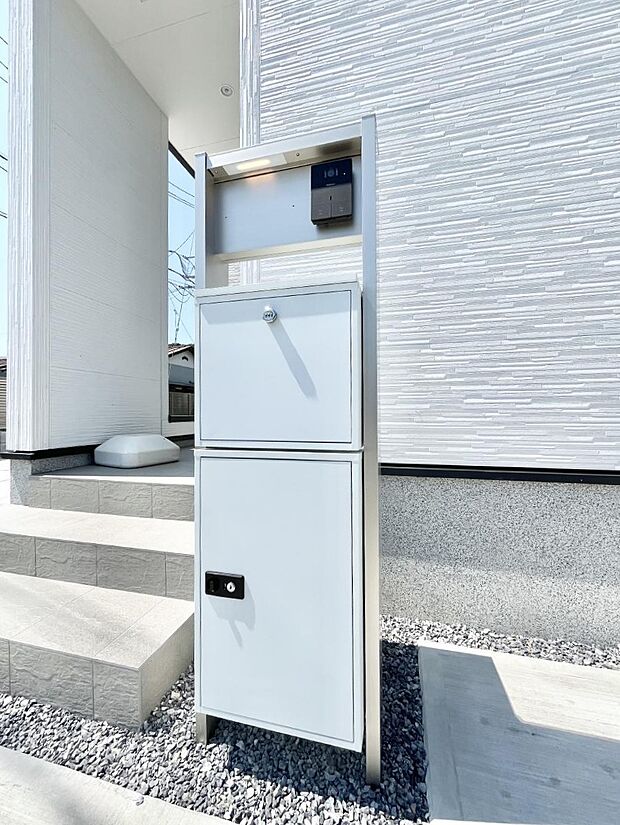 表札・インターホン・ポスト・宅配ＢＯＸをひとつに集約。エントランスになじむシンプルデザイン。