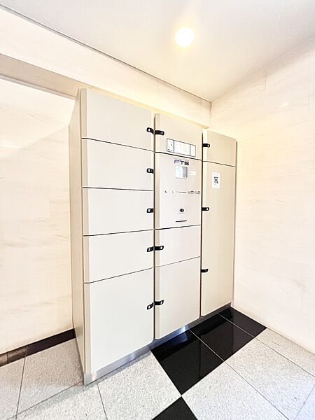 留守時のお荷物の受け取りもできる宅配ボックス付き