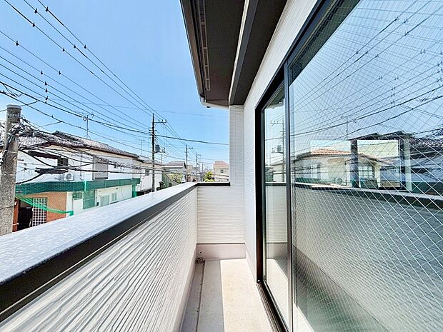 暖かな陽光が降り注ぐバルコニーはお洗濯におすすめ。爽やかな風も心地よいです。 