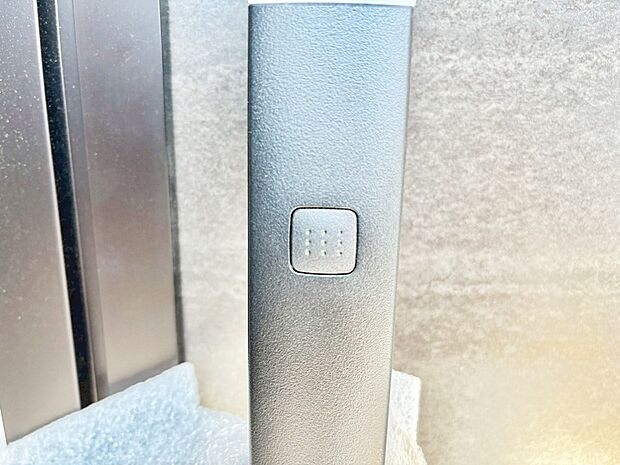 ボタンを押してかざすだけ!玄関ドアは電子キー仕様です。