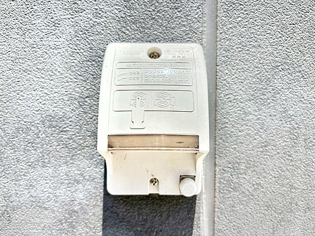 高圧洗浄機やエアーコンプレッサーなどの使用時に便利な外コンセント