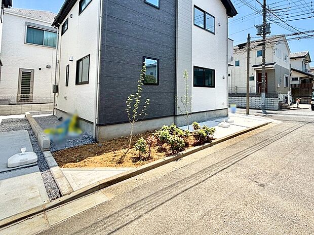 ちょっとしたスペースには緑が彩る植栽を。住まいに彩りと癒やしをプラスしてくれます
