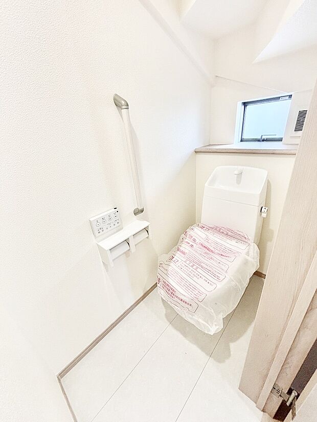 明るく清潔感のあるトイレです。