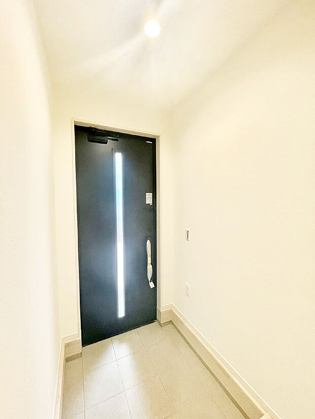 ガラススリットの入った玄関ドアが室内に光を届けてくれます