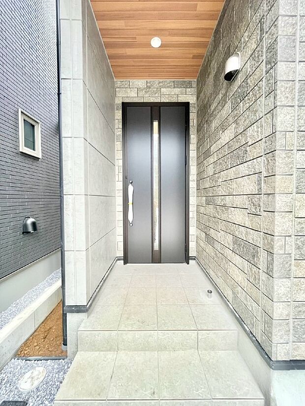 大切な家族、来客を出迎える玄関。