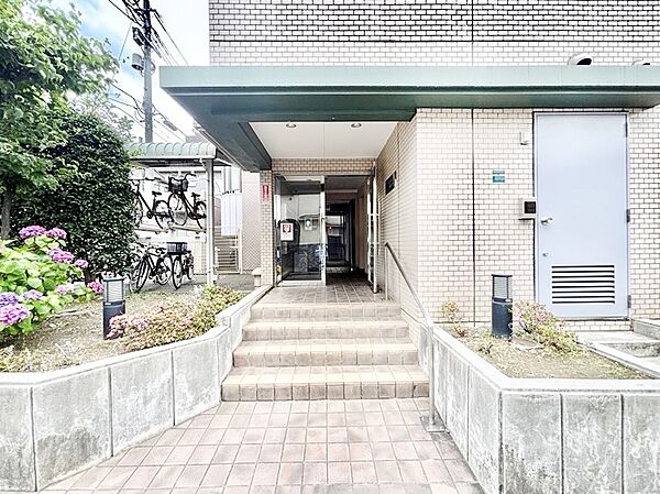 落ち着いた雰囲気のエントランス