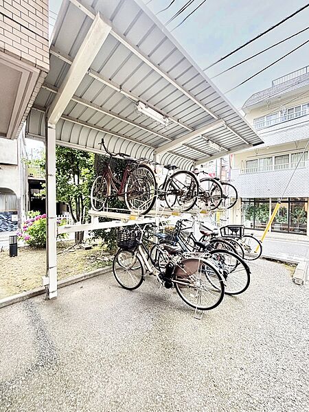 駐輪場は屋根付き