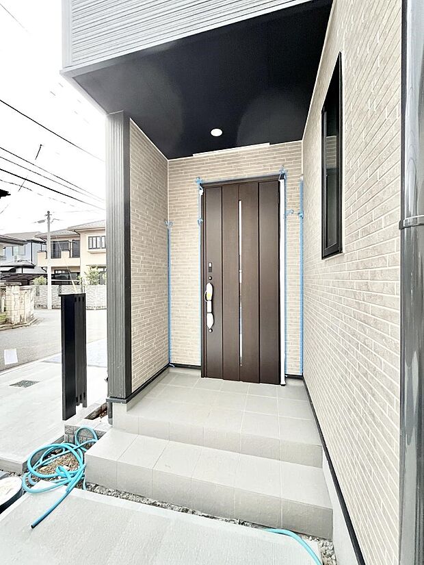 大切な家族、来客を出迎える玄関。玄関前は屋根付きで雨が降っていても濡れにくいです。 