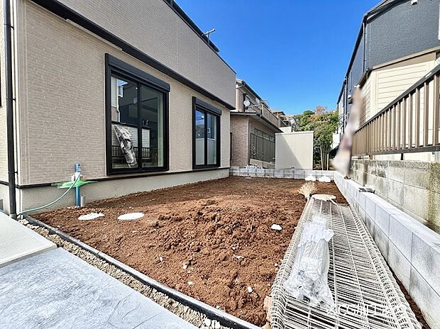 ガーデニングや家庭菜園も楽しめるお庭付き。