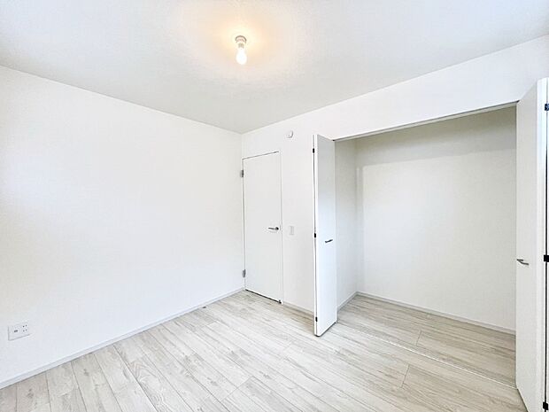お子さまのお部屋としても！衣類の整理整頓に便利なクローゼット付きの洋室。