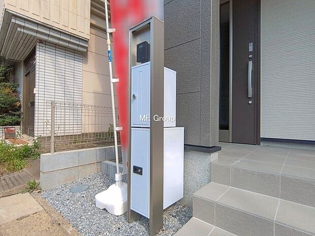 表札・インターホン・ポスト・宅配ＢＯＸをひとつに集約。エントランスになじむシンプルデザイン。