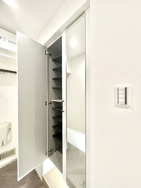 たっぷり収納できるシューズボックスで家族全員の靴も、玄関すっきり。