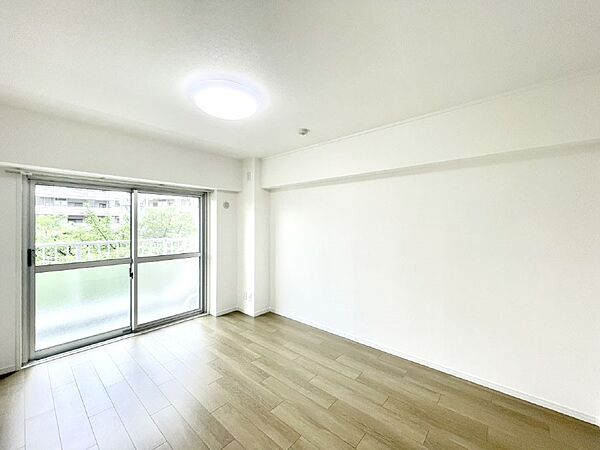 バルコニーが開放感をプラスしてくれる洋室