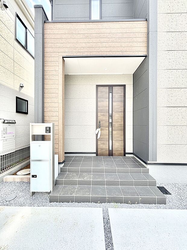 大切な家族、来客を出迎える玄関。