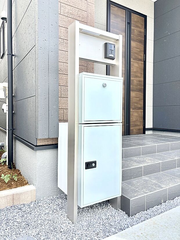シンプルデザインのポスト。