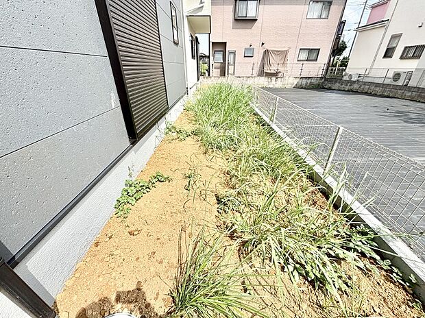 プランターを並べて季節のお花を楽しめるお庭付き。