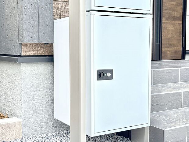 外観「宅配ボックス」　時間を気にせず宅配物をいつでも安全に受け取れます。 