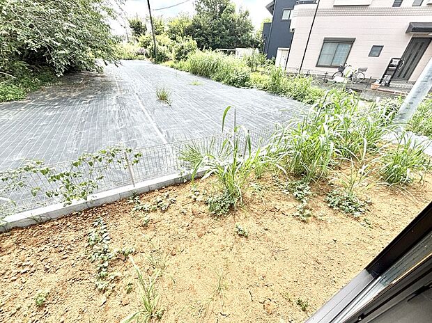 プランターを並べて季節のお花を楽しめるお庭付き。