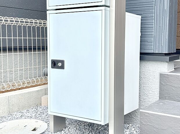 外観「宅配ボックス」　時間を気にせず宅配物をいつでも安全に受け取れます。 