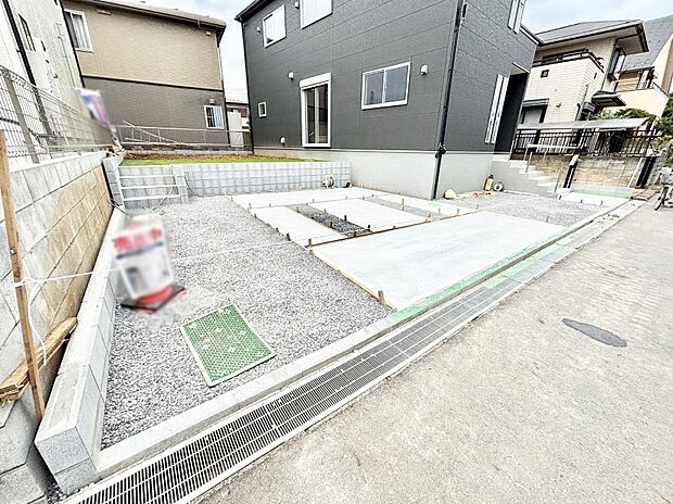 3台(車種による)駐車可!ご家族みんなの自転車も置ける広々カースペース。